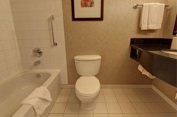Hilton Garden Airport 3*